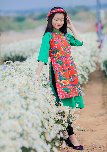 Áo dài cách tân cho bé gái 12 tuổi thiết kế in hoa
